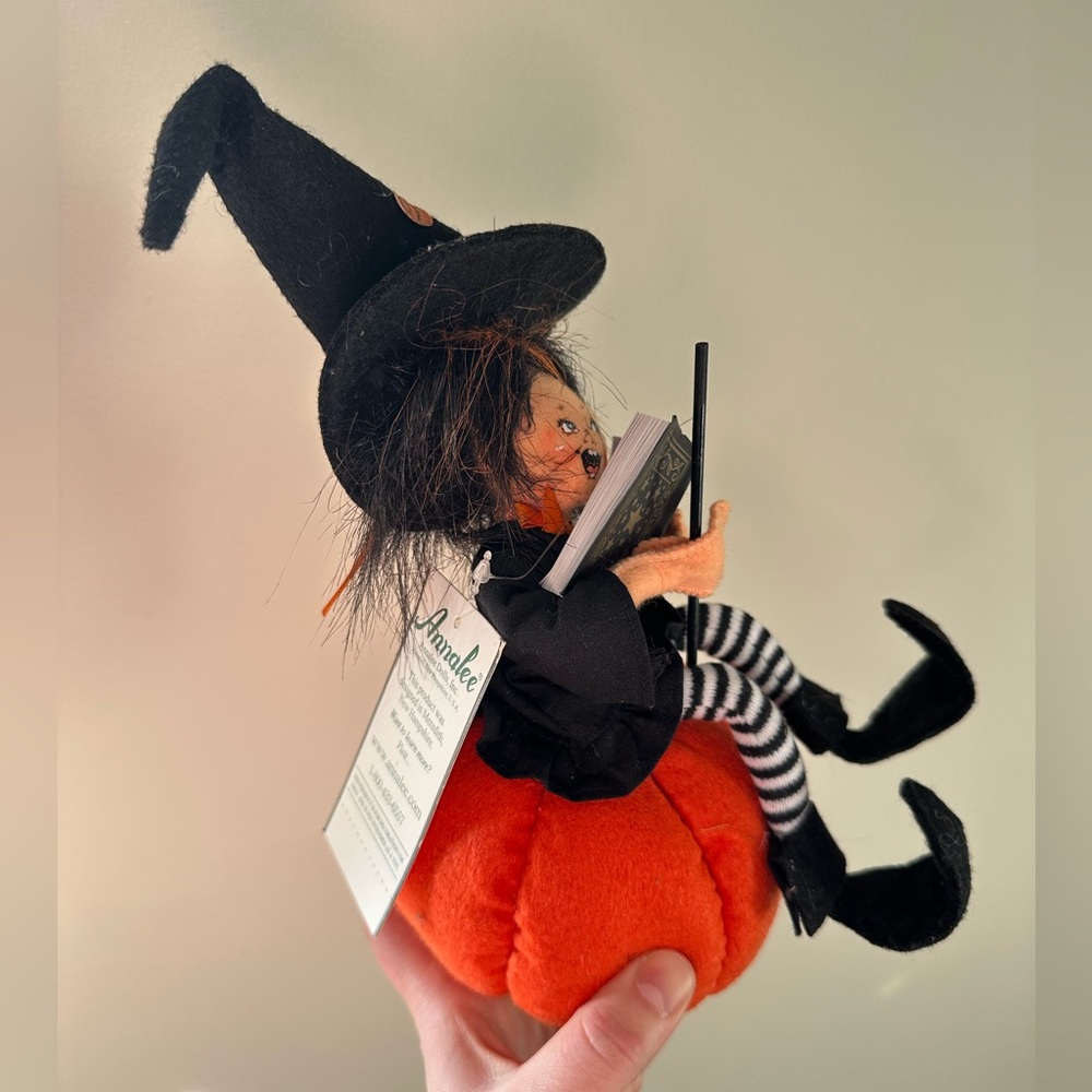 NWT 2012 Halloween Annalee Witch On Pumpkin - Picture 2 of 4